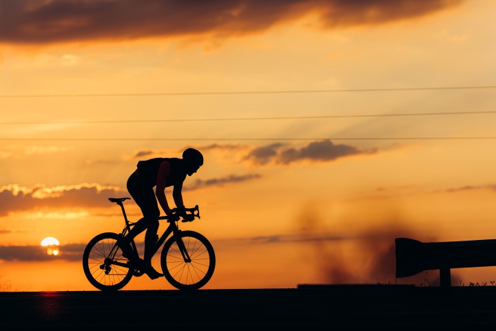 Silhouet van een renner tijdens zonsondergang